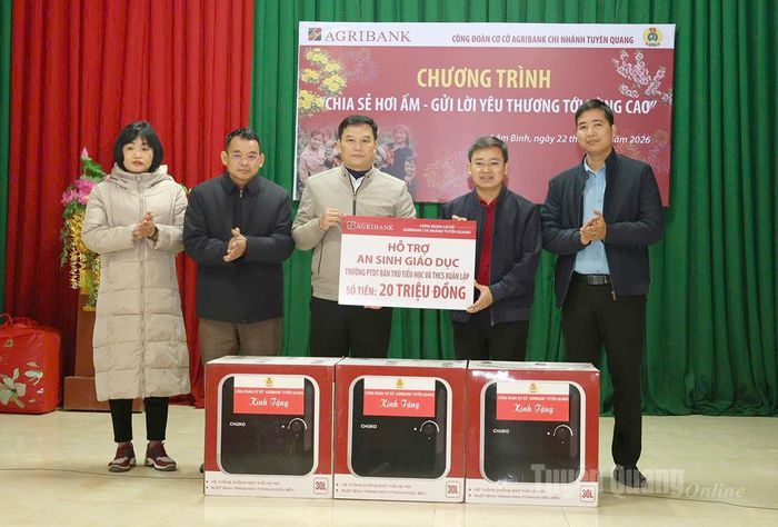 Lãnh đạo Agribank chi nhánh Tuyên Quang trao quà cho Trường Phổ thông dân tộc Bán trú TH&amp;THCS Xuân Lập.