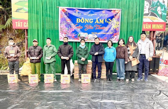 Ban tổ chức đã trao 60 suất quà cho các hộ gia đình có hoàn cảnh khó khăn.