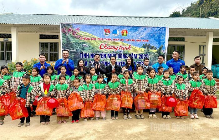 Các xã tặng quà cho các em học sinh tại điểm trường Nặm Pó, xã Kiến Thiết.