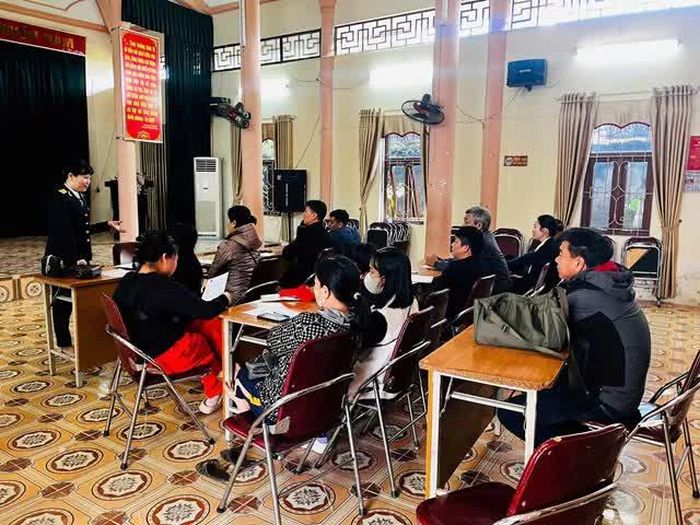 Cán bộ thuế đến từng tổ dân phố để tuyên truyền và hướng dẫn hộ kinh doanh