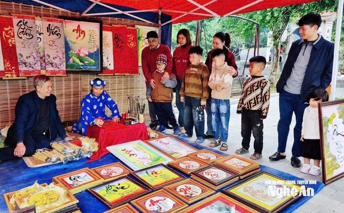 Là vùng đất hiếu học, tôn trọng chữ nghĩa, tục xin chữ đầu năm ở Nghệ An vẫn được gìn giữ trong những ngày Tết. Ảnh: Thanh Quỳnh