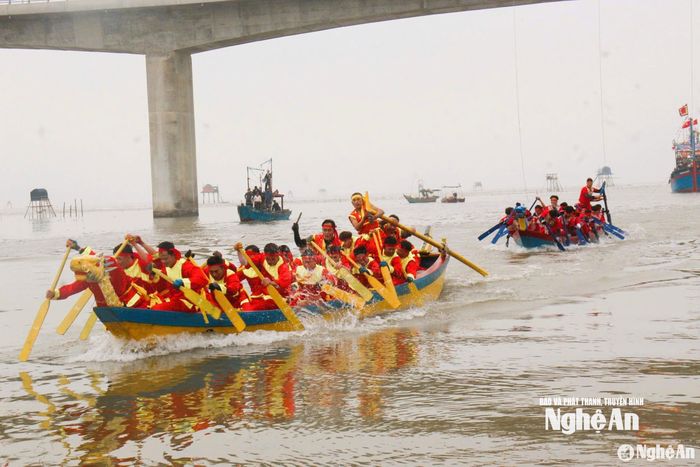 Những không gian lễ hội văn hóa cổ truyền thu hút nhiều người dân tham gia, tạo niềm vui và sự gắn kết trong ngày đầu Xuân. Ảnh: Huy Thư - Thanh Toàn