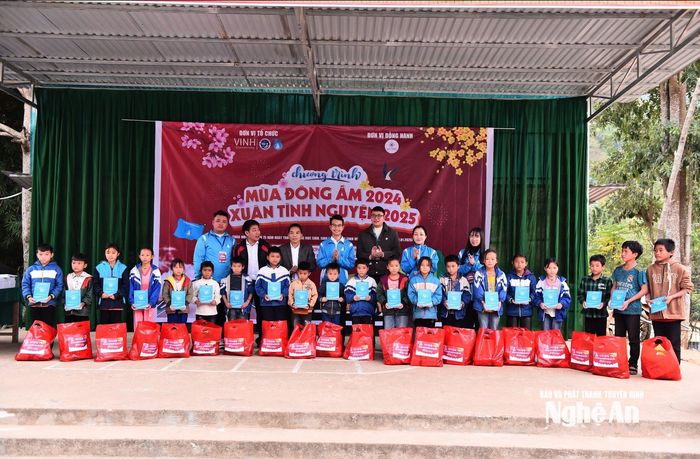 Sinh viên Nguyễn Thị Huyền Thương cùng các thành viên Hội Sinh viên Việt Nam tỉnh Nghệ An trao quà cho các em nhỏ dịp Tết Nguyên đán 2025. Các bạn trẻ hiện tại coi Tết là một dịp để kết nối, lan tỏa các hoạt động an sinh. Ảnh: Thanh Quỳnh