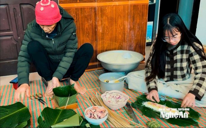 Giữa nhịp sống hiện đại, nhiều gia đình vẫn quây quần gói bánh chưng, gìn giữ những nét đẹp Tết cổ truyền.
