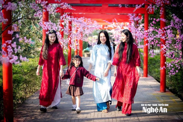 Bên cạnh không khí sum vầy, không ít người trẻ mong muốn trải nghiệm những hành trình du Xuân, tìm đến các di tích và vùng đất mới trong dịp Tết. Ảnh: Thanh Quỳnh