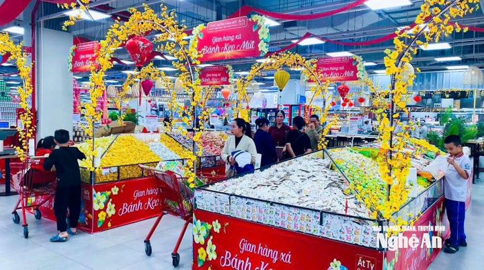 Đời sống vật chất ngày càng được nâng cao giúp người dân có điều kiện mua sắm, trang hoàng ngày Tết, nhưng vẫn không làm phai nhạt đi những giá trị cốt lõi của Tết truyền thống. Ảnh: Thanh Phúc