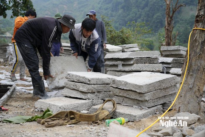 Công nhân vượt mưa rét sửa chữa QL16 đoạn vào trung tâm xã Nhôn Mai. Ảnh: T.P