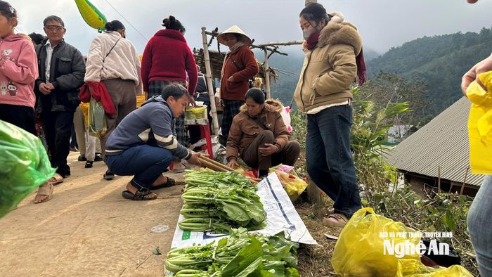 Chợ phiên Nhôn Mai được tổ chức lại là minh chứng rõ nét cho sự hồi sinh sau lũ. Ảnh: T.P