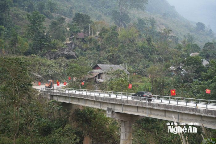 Đường vào trung tâm xã Nhôn Mai. Ảnh: TP