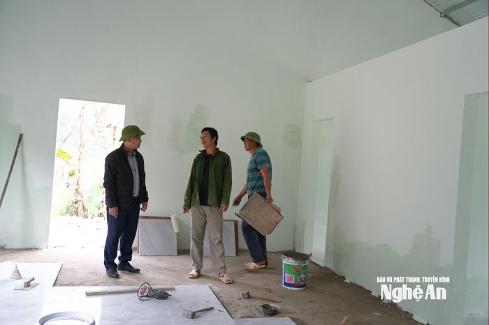 Trong những ngày làm nhà, gia đình ông Hồng luôn nhận được sự động viên của cán bộ xã Nhôn Mai. Ảnh: T.P