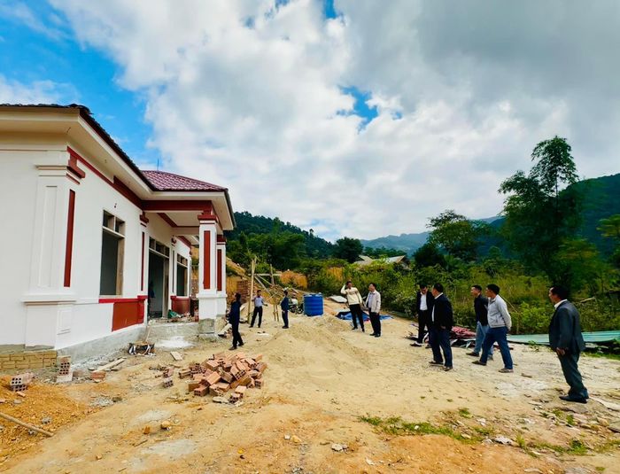 Những ngôi nhà mới đang được khẩn trương hoàn thiện để người dân kịp đón Tết. Ảnh: T.P