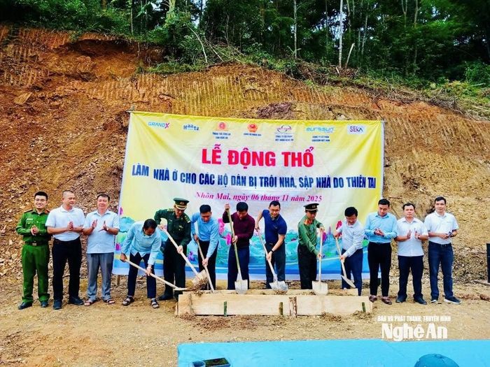 Những ngôi nhà bị xóa sổ sau mưa lũ nay đang được dựng lại trên nền đất mới với sự chung tay, đồng hành từ nhiều phía. Ảnh: T.P