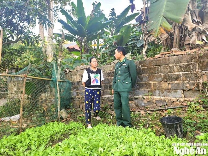 Cán bộ Đội vận động quần chúng Đồn Biên phòng Nhôn Mai động viên người dân tăng gia sản xuất. Ảnh: TP