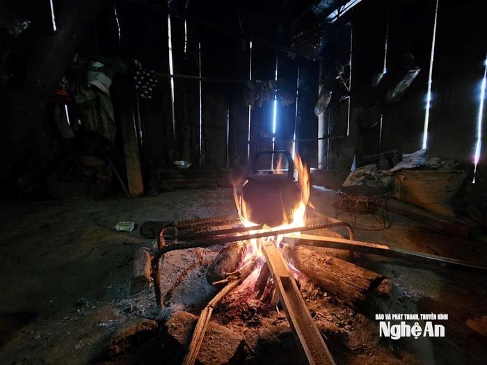 Những bếp lửa ấm lại trong những căn nhà tạm sau lũ ở Nhôn Mai. Ảnh: KL