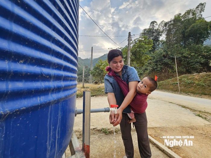 Bể nước vừa được nhà tài trợ dựng lại sau lũ giúp bà con thuận tiện hơn trong sinh hoạt. Ảnh: TP