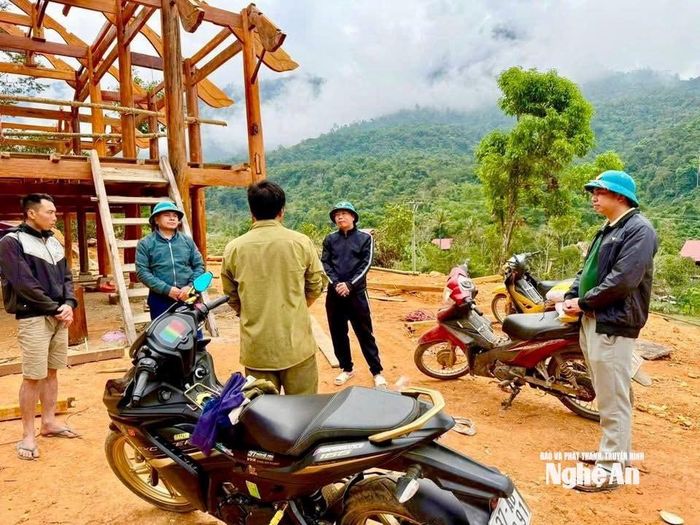 Cán bộ xã Nhôn Mai bám bản giúp dân dựng nhà trên nền đất mới với sự chung tay, đồng hành từ nhiều phía. Ảnh: T.P