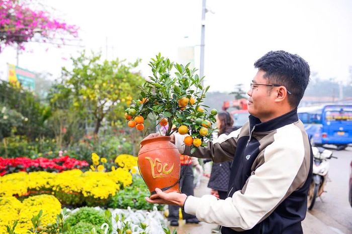 Anh Lê Trọng Hùng, xã Hoằng Lộc cho biết: "Hôm nay, ngày cuối tuần nên tôi tranh thủ tìm mua cho gia đình mình một số loại hoa, cây cảnh chơi tết. Mua sớm, luôn có nhiều sự lựa chọn và sẽ tìm được những cây hoa ưng ý hơn".