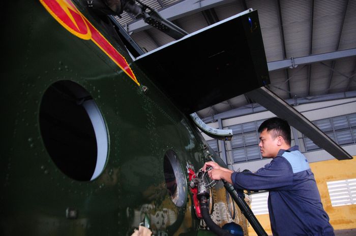 Sau mỗi chuyến bay huấn luyện, trực thăng được kiểm tra an toàn kỹ thuật và tiếp dầu, sẵn sàng cho nhiệm vụ tiếp theo.