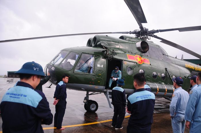 Học viên bay và cán bộ làm nhiệm vụ tập trung chờ lệnh cất cánh thực hiện bài bay huấn luyện.