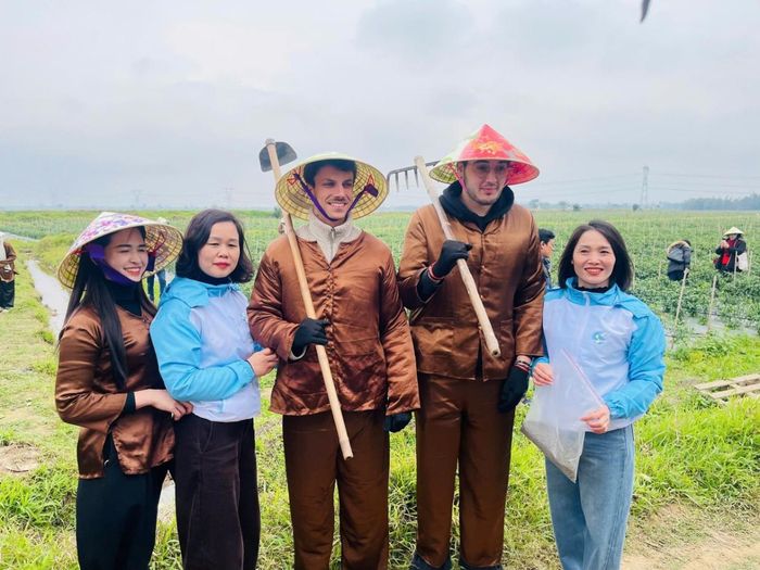 Du khách có thể tận tay trải nghiệm quy trình trồng, chăm sóc, hái lượm những cây rau, củ quả.
