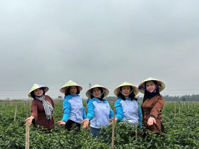 Du khách chụp hình lưu niệm.