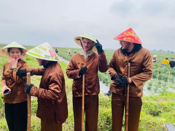 Du khách tham gia các hoạt động trải nghiệm nông nghiệp, như gieo trồng, chăm sóc cây trồng, qua đó nâng cao nhận thức về nông nghiệp xanh và phát triển bền vững.