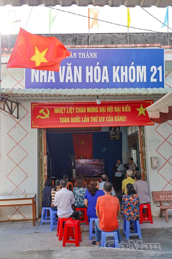 Người dân theo dõi Đại hội với kỳ vọng các nghị quyết sớm đi vào cuộc sống, tạo chuyển biến thực chất trong đời sống Nhân dân.