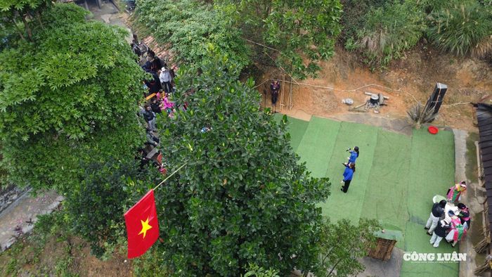 Sau phần nghi lễ, không gian bản Mông trở nên tưng bừng với các hoạt động giao lưu dân ca, dân vũ và trò chơi dân gian như đánh yến, tu lu… Tiếng khèn, tiếng cười nói hòa cùng sắc màu trang phục truyền thống đã tạo nên một bức tranh Tết vùng cao sống động, đậm đà bản sắc.