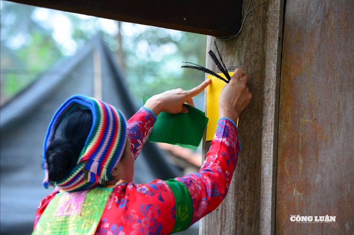 Không khí linh thiêng bao trùm khi thầy cúng làm lễ thay giấy thờ “Xử Ca” - vị thần quan trọng nhất trong đời sống tâm linh của người Mông. Sau nghi lễ trong nhà là nghi thức cúng ma cửa, dán giấy đỏ để xua đuổi những điều rủi ro, cầu mong may mắn, ấm no cho gia đình và bản làng.