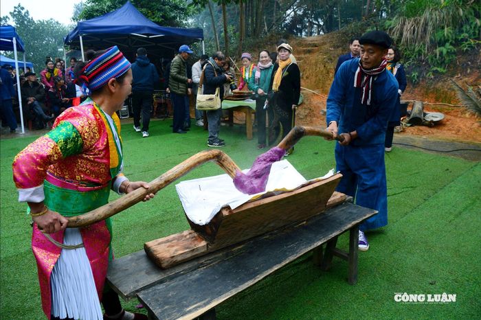 Điểm nhấn trong không gian Tết là hoạt động làm bánh dày - món bánh mang ý nghĩa biểu tượng cho mặt trăng, mặt trời, nguồn gốc sinh ra muôn loài. Từ khâu đồ xôi, chuẩn bị cối giã đến khi nặn bánh, bọc lá chuối đều được thực hiện công phu, trong tiếng cười nói rộn ràng của bà con và du khách.