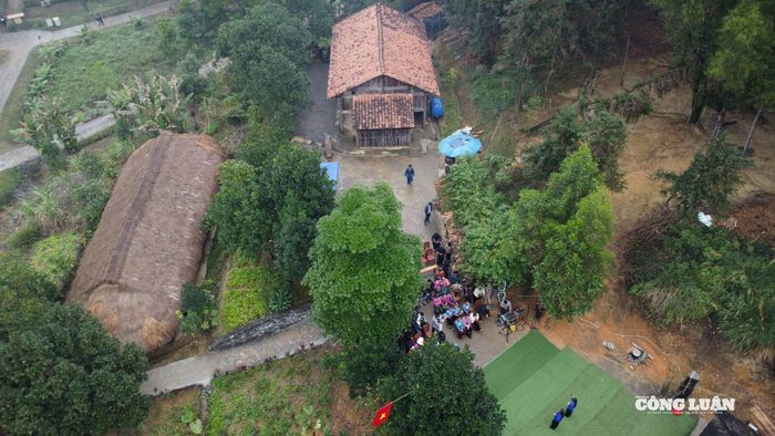 Cũng trong khuôn khổ chương trình, 16 nhóm đồng bào các dân tộc đang sinh hoạt hằng ngày tại Làng đã tham gia hoạt cảnh diễu hành, mang theo cờ Tổ quốc, cùng chung vui, chúc mừng thành công Đại hội đại biểu toàn quốc lần thứ XIV của Đảng, tạo nên không khí đoàn kết, rộn ràng sắc xuân.