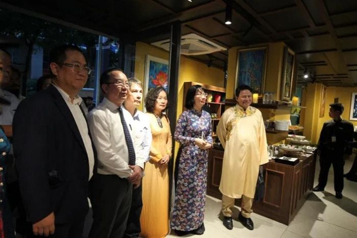 Các đại biểu tham quan Nhà Triển lãm Nghệ thuật Đương đại. Ảnh: SGGP