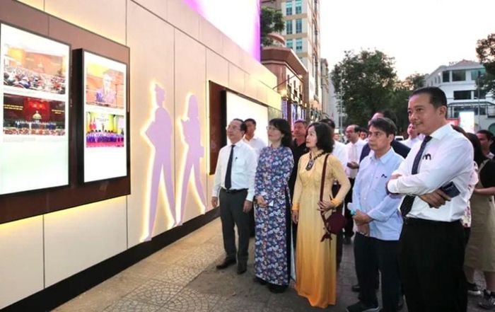 Đại biểu, khách mời tham quan triển lãm đầu tiên của Con đường Nhiếp ảnh TP HCM “Vững bước dưới cờ Đảng - Rạng rỡ Thành phố Bác”. Ảnh: SGGP