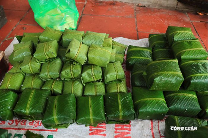 Những chiếc bánh chưng sau khi được gói xong, chờ đầy đủ số lượng mới cho đi đun khoảng 7 tiếng sẽ cho ra thành phẩm phân phối ra thị trường trong nước.