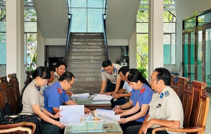 Đoàn kiểm sát xác minh các trường hợp chưa có điều kiện thi hành án.