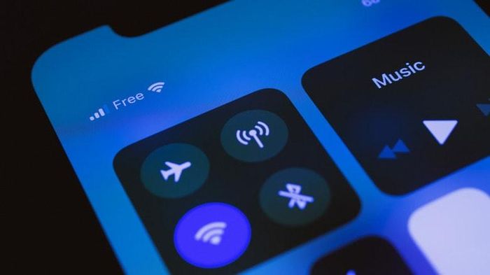 Nhiều người lầm tưởng tắt Wi-Fi hoặc Bluetooth trong Trung tâm điều khiển là đã tắt hoàn toàn. Ảnh: Internet