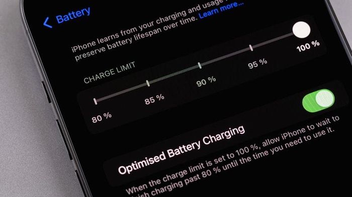 Sạc iPhone qua đêm không gây hại như nhiều người lo ngại. Ảnh: Internet