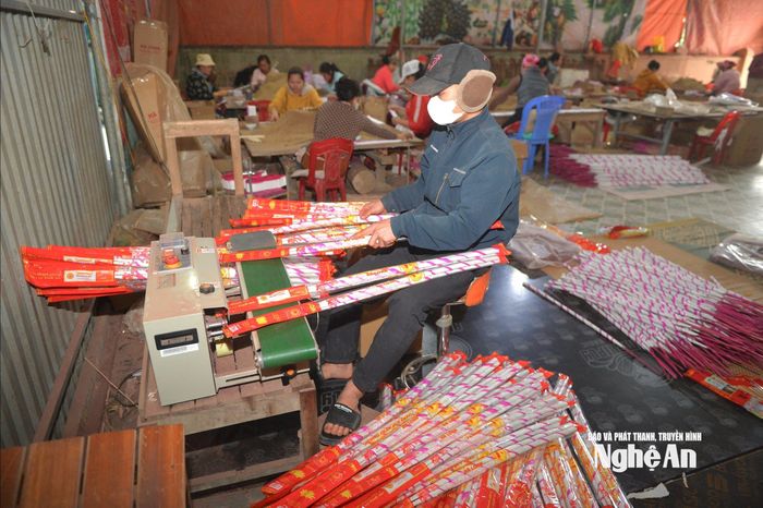 Các hộ sản xuất đã sử dụng máy móc để ép và đóng hương trầm. Ảnh: Văn Trường