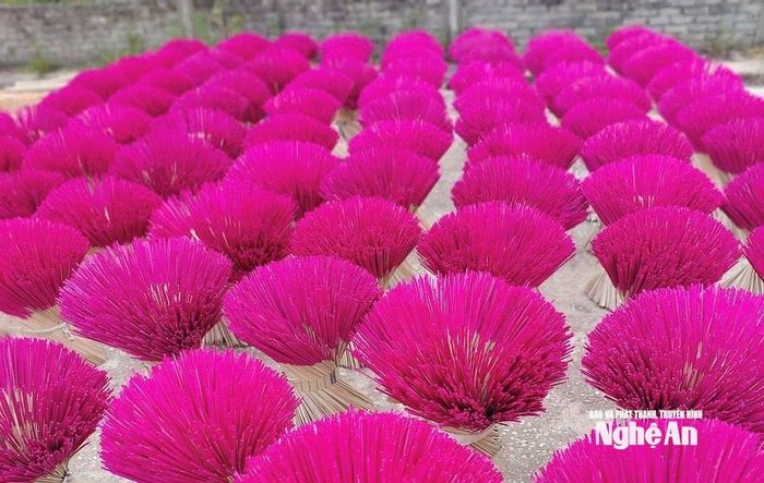 Nguyên liệu làm hương trầm được tranh thủ phơi khi thời tiết khô ráo. Ảnh: Văn Trường