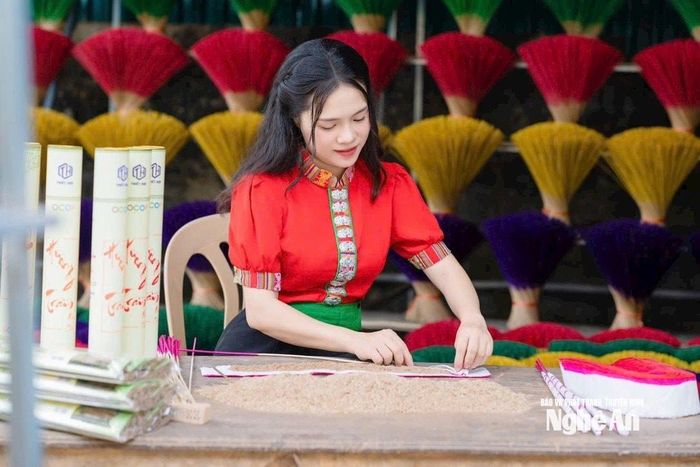 Thiếu nữ dân tộc Thái miệt mài với nghề làm hương trầm ở Quỳ Châu. Ảnh: PV