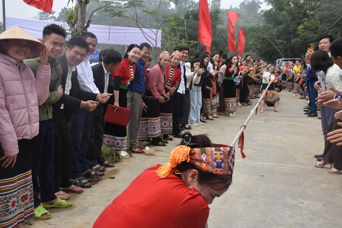 Phần thi kéo co. Ảnh: Thu Hương.