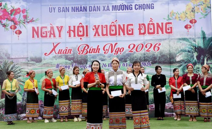Ban tổ chức trao 2 giải Nhì cho bản Mánh và bản Khúa. Ảnh: Thu Hương