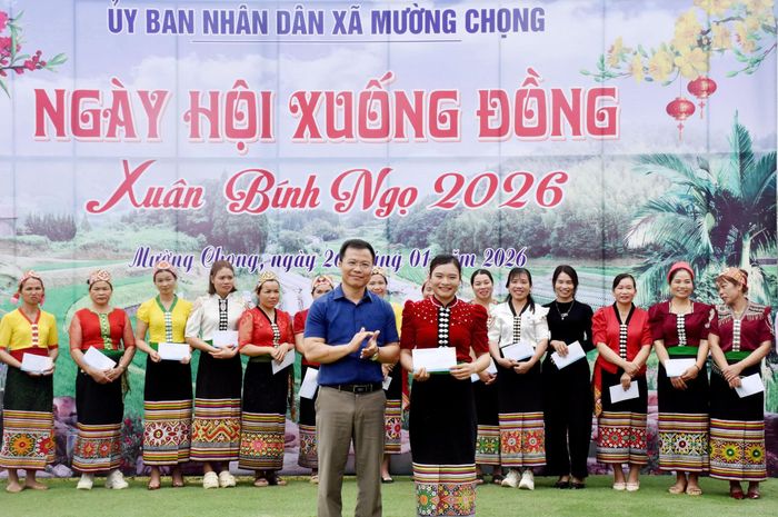 Ban tổ chức trao 1 giải Nhất cho bản Côn Xáo . Ảnh: Thu Hương