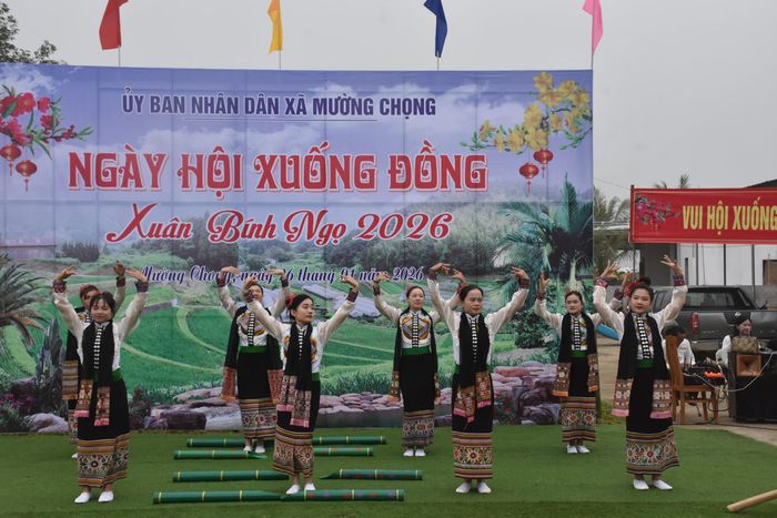 Chương trình văn nghệ. Ảnh: Thu Hương.