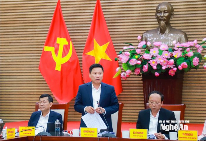 Đồng chí Hoàng Phú Hiền - Ủy viên Ban Chấp hành Đảng bộ tỉnh, Phó Chủ tịch UBND tỉnh phát biểu tại phiên họp. Ảnh: Thành Duy