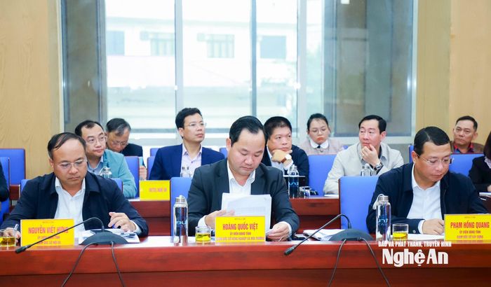 Các thành viên UBND tỉnh dự phiên làm việc. Ảnh: Thành Duy