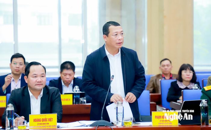 Đồng chí Phạm Hồng Quang - Ủy viên Ban Thường vụ Tỉnh ủy, Giám đốc Sở Xây dựng phát biểu tại cuộc làm việc. Ảnh: Thành Duy