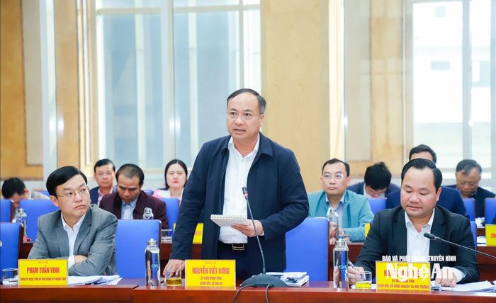 Đồng chí Nguyễn Viết Hưng - Ủy viên Ban Chấp hành Đảng bộ tỉnh, Giám đốc Sở Nội vụ phát biểu tại cuộc làm việc. Ảnh: Thành Duy