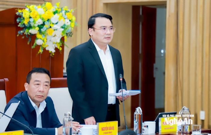 Đồng chí Phùng Thành Vinh - Ủy viên Ban Chấp hành Đảng bộ tỉnh, Phó Chủ tịch UBND tỉnh phát biểu tại phiên họp. Ảnh: Thành Duy