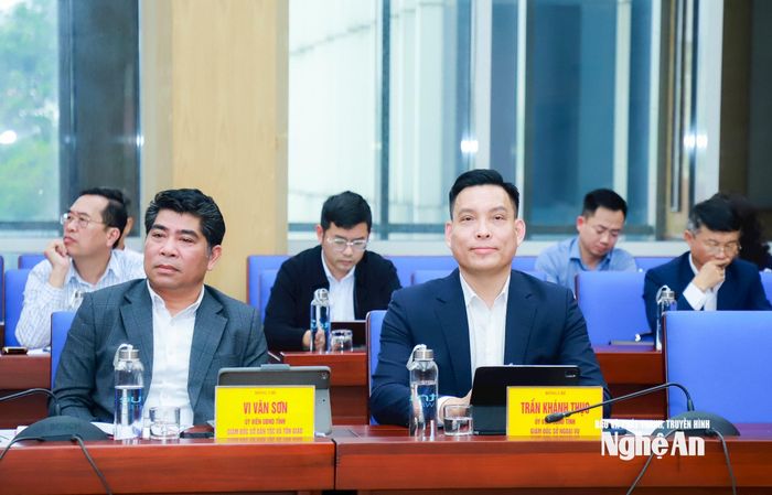 Các thành viên UBND tỉnh dự phiên làm việc. Ảnh: Thành Duy